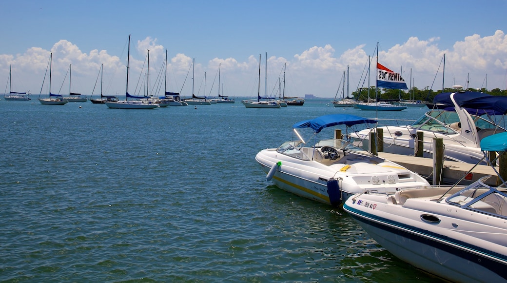 Crandon Park Marina das einen allgemeine Küstenansicht und Bootfahren