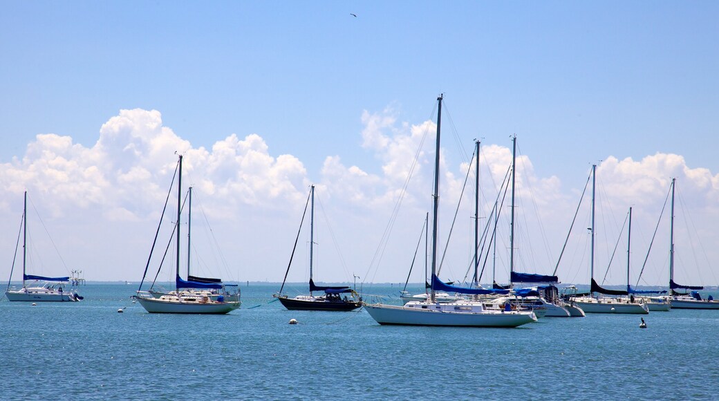 Crandon Marina bevat zeilen en een baai of haven