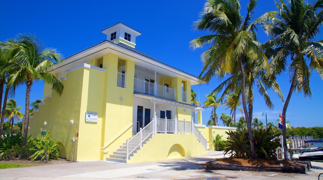 Puerto deportivo y recreativo de Crandon mostrando una casa y escenas tropicales