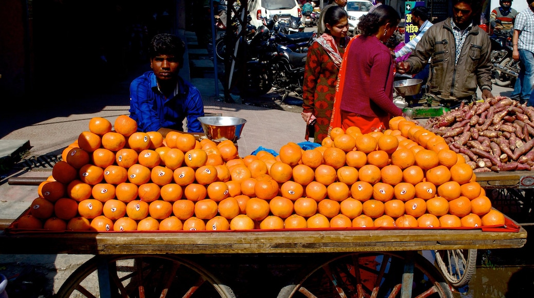 Rudrapur showing street scenes and markets as well as a large group of people