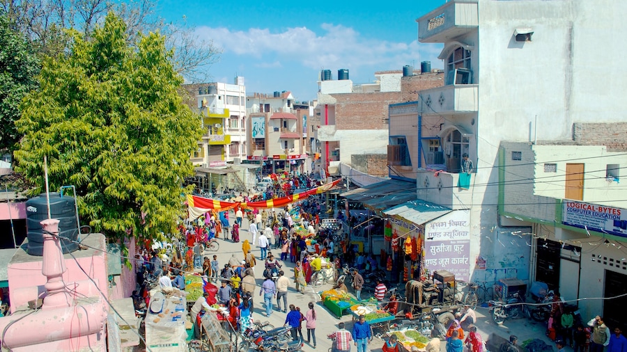 Rudrapur bevat straten en ook een grote groep mensen