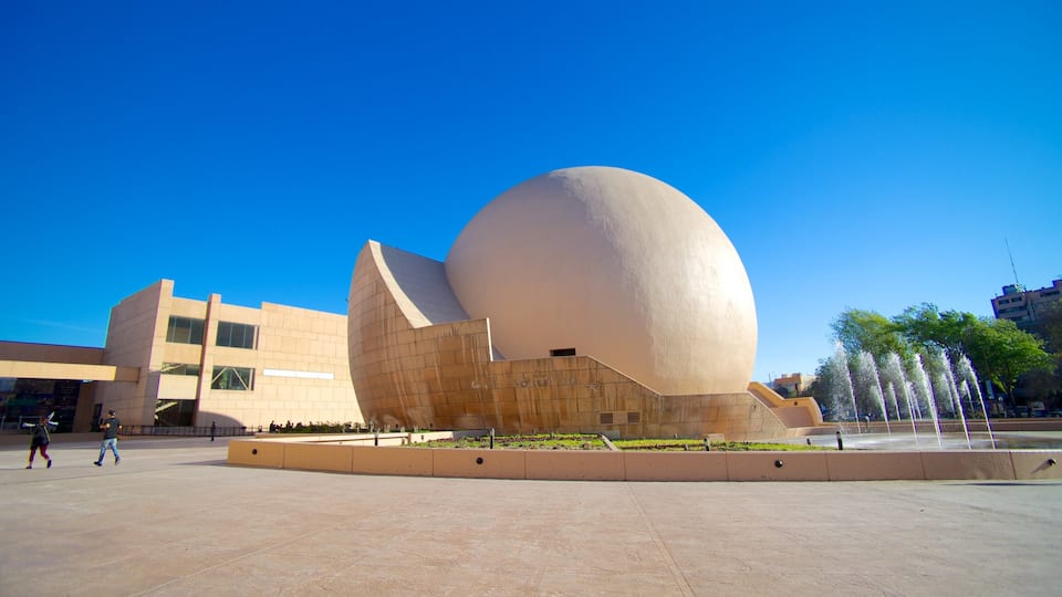 Centro Cultural Tijuana que incluye arquitectura moderna y un parque o plaza