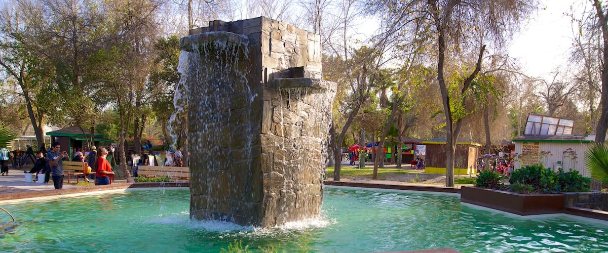 Parque Morelos showing a pond, a garden and a fountain