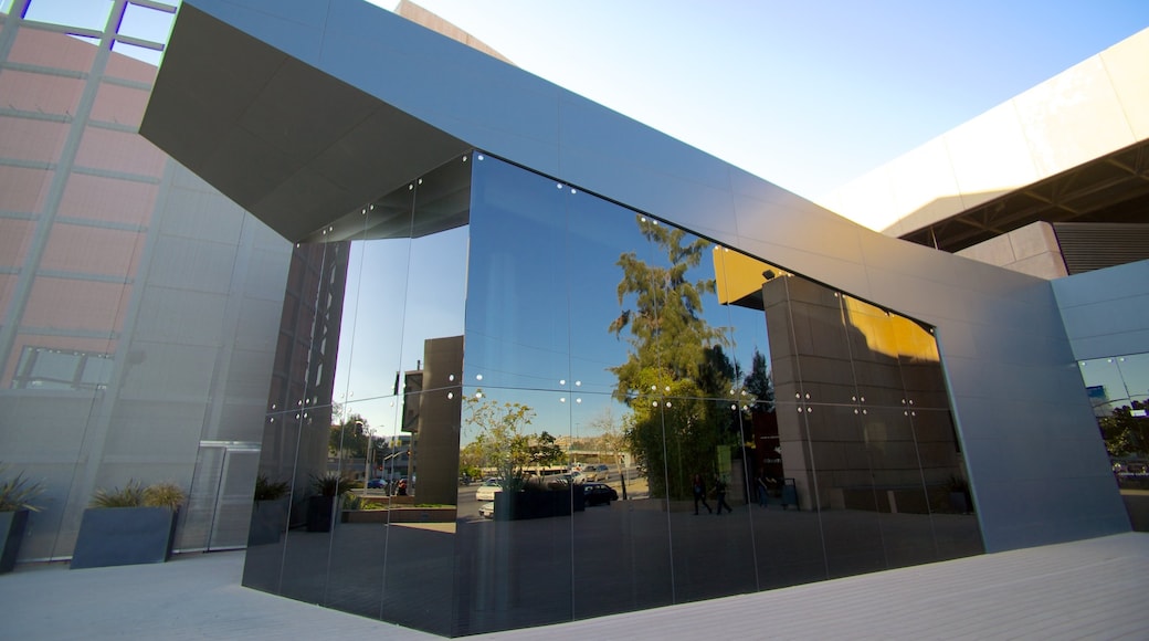 Centro Cultural Tijuana which includes modern architecture