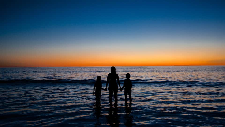 Cable Beach mettant en vedette vues littorales, panoramas et coucher de soleil