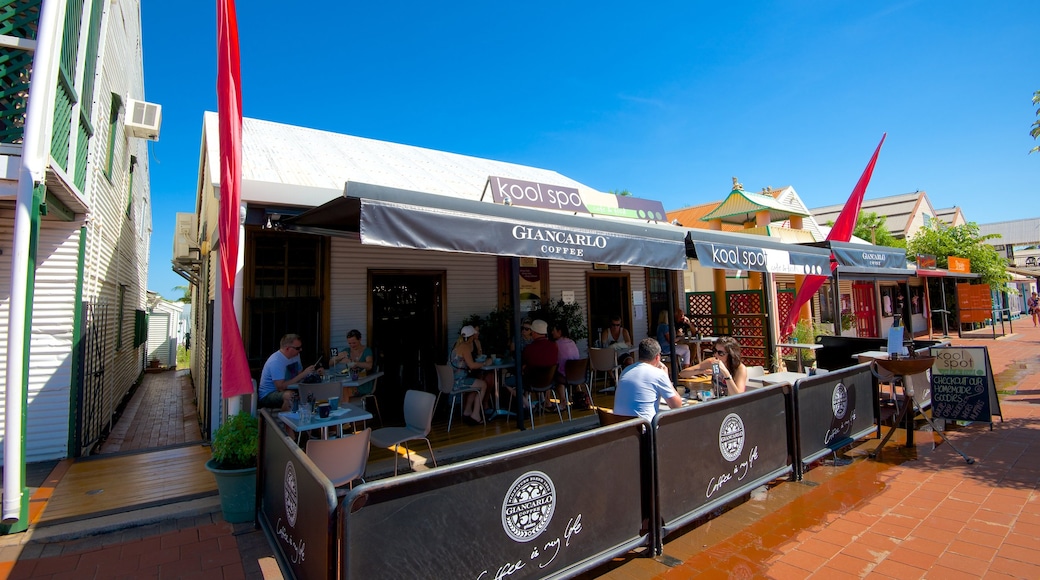 Broome som visar en stad, caféer och al fresco-restauranger