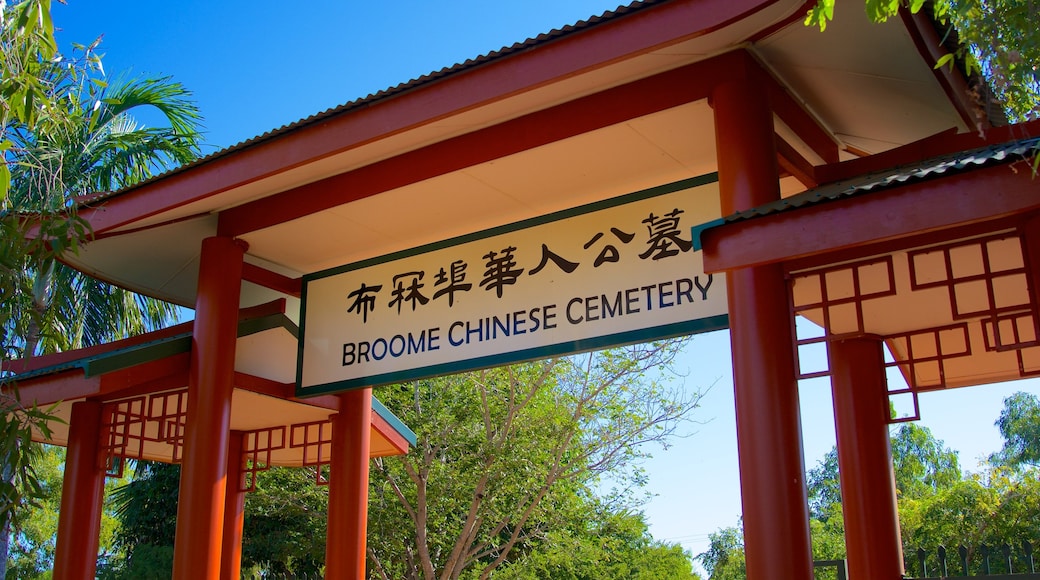 Broome mostrando señalización, elementos religiosos y un cementerio