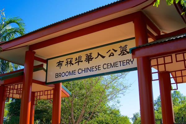Broome montrant aspects religieux, signalisation et cimetiĂšre