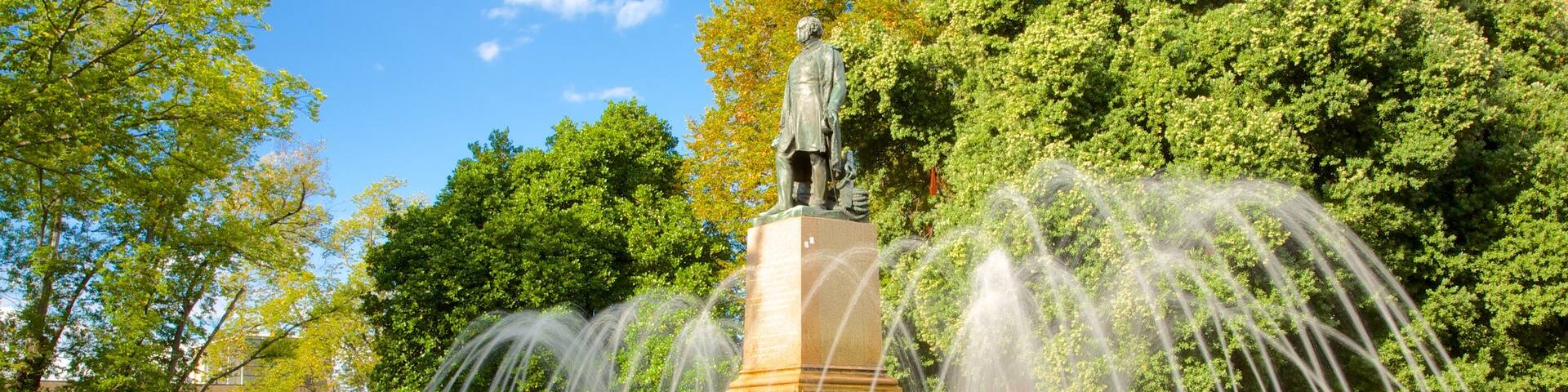 Franklin Square showing a square or plaza and a fountain