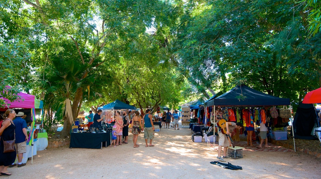 Courthouse Markets ofreciendo escenas urbanas y mercados y también un gran grupo de personas