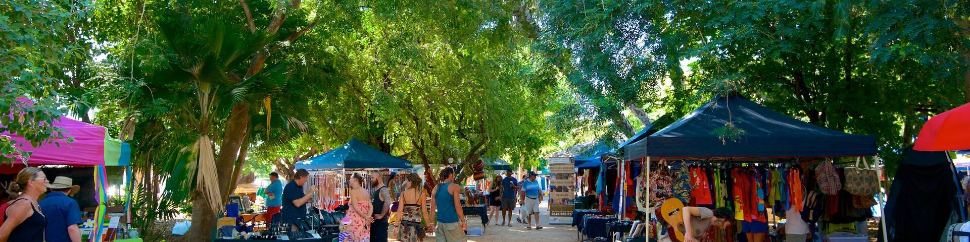 Courthouse Markets showing markets and street scenes as well as a large group of people