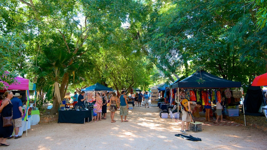 Courthouse Markets showing markets and street scenes as well as a large group of people