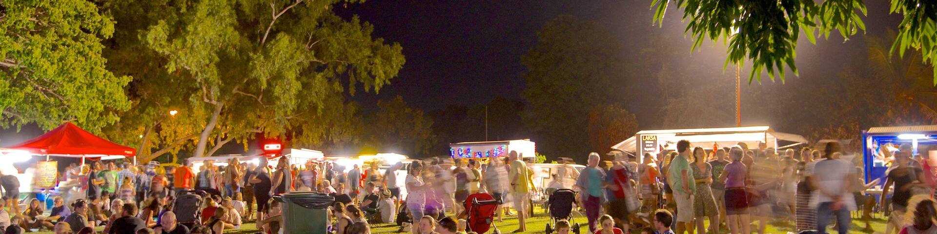 Plage de Town Beach montrant marchés, jardin et scÚnes de nuit
