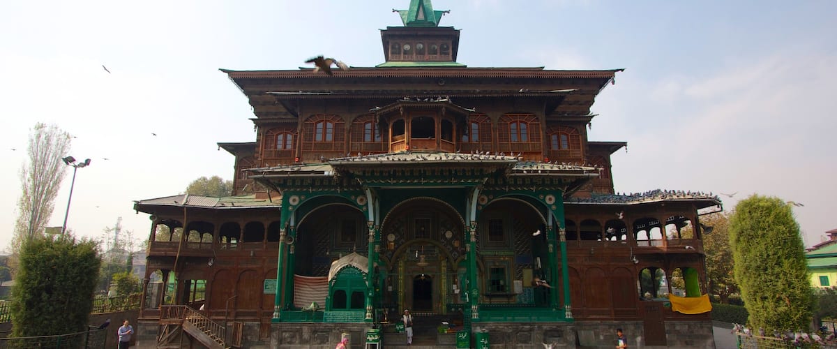 Bang Jammu và Kashmir có tính năng đền chùa