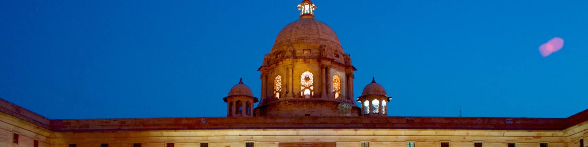 Palais présidentiel qui includes chùteau ou palais, scÚnes de nuit et square ou place