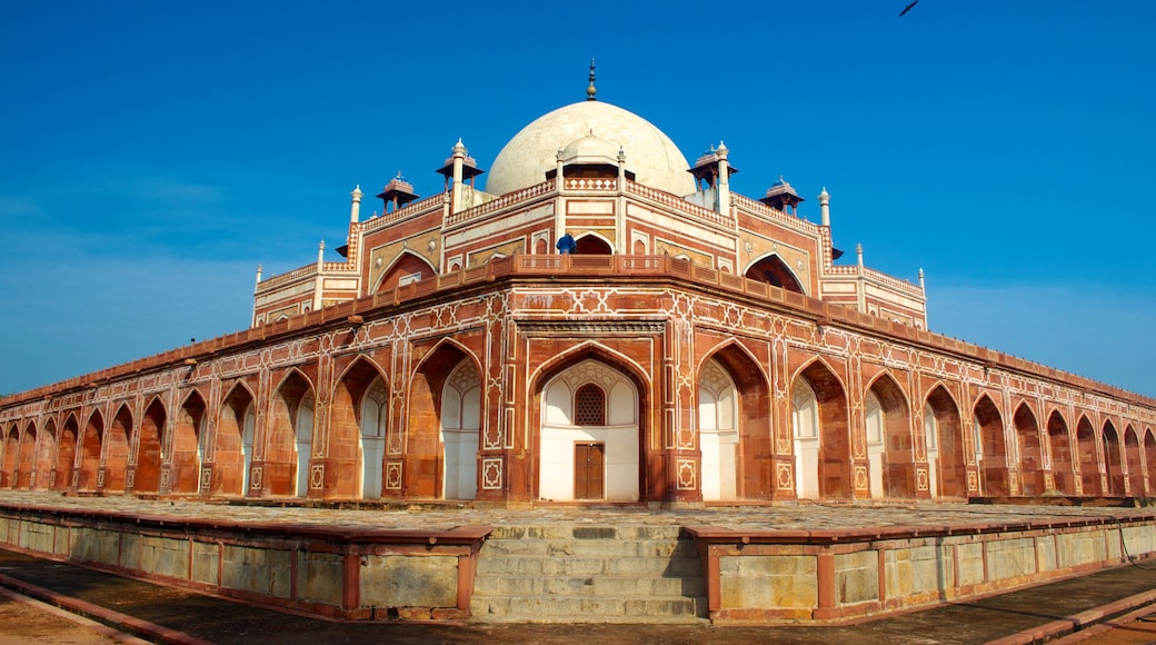 Humayun\'s Tomb featuring a mosque and street scenes