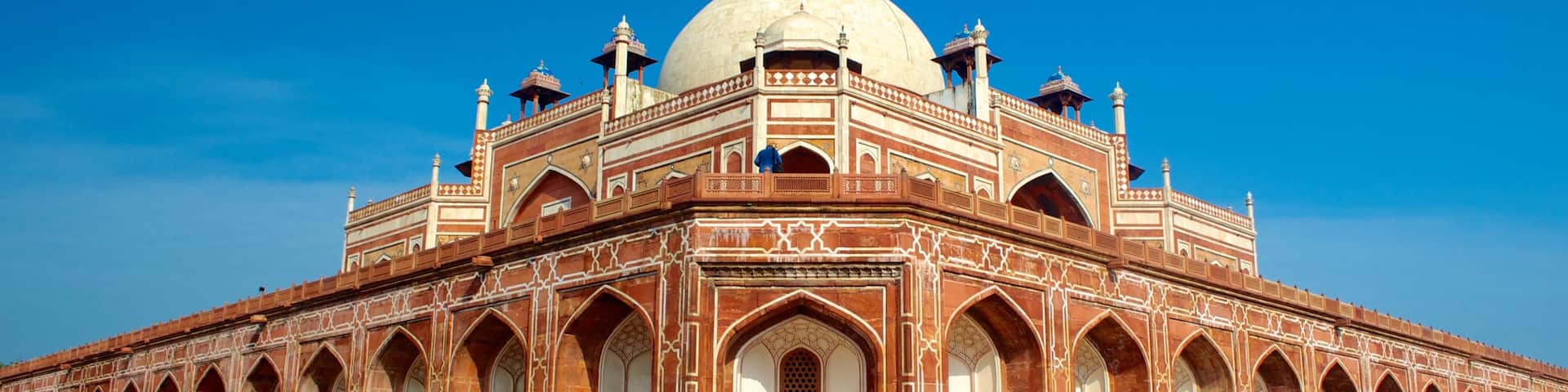 Humayun\'s Tomb showing street scenes and a mosque