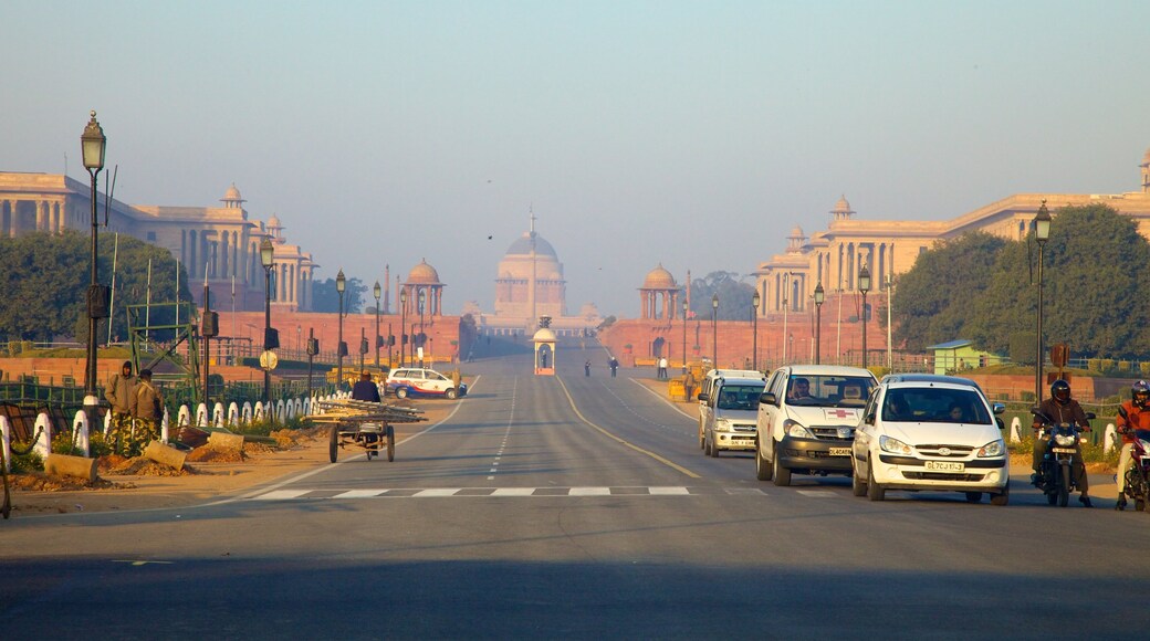 Delhi which includes heritage architecture, street scenes and a city