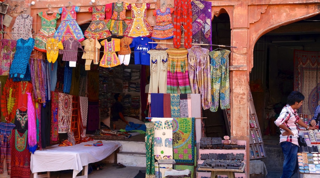 Jaipur mostrando mercados y una ciudad y también un hombre