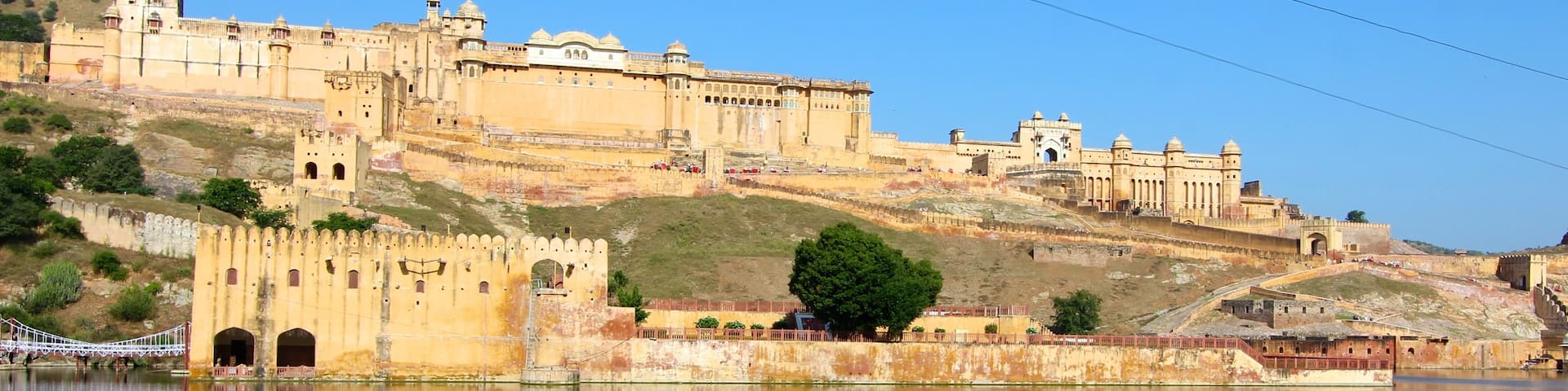 Fort d\'Amber mettant en vedette lac ou étang et chùteau
