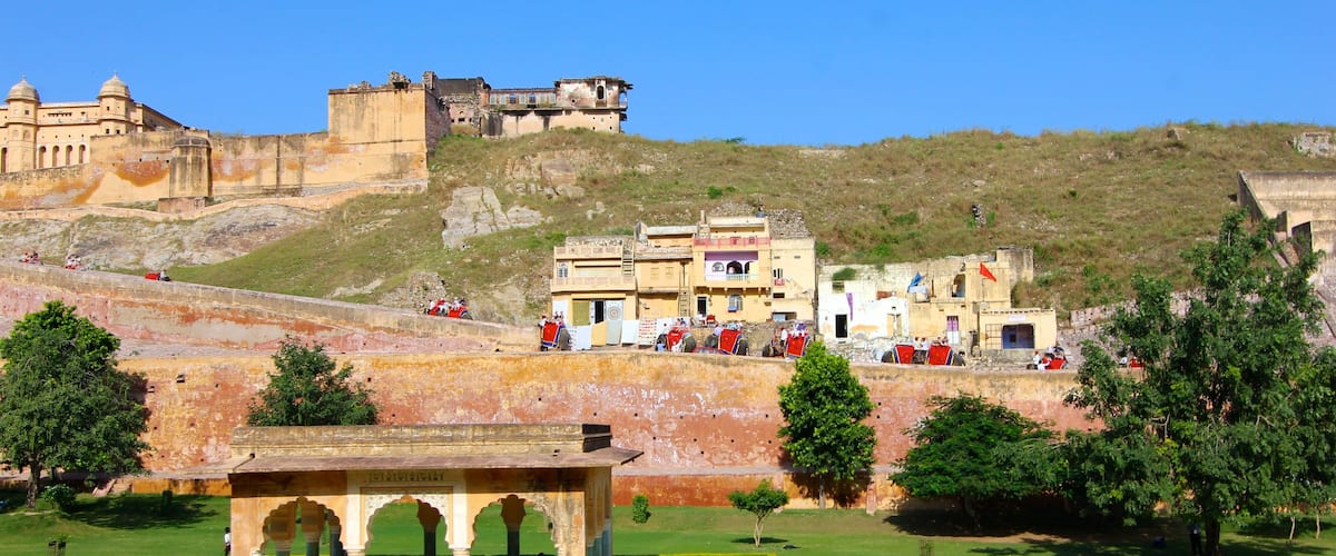 Forte de Âmbar que inclui uma cidade, um jardim e arquitetura de patrimônio