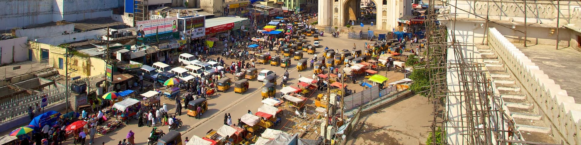 Charminar welches beinhaltet Moschee, Platz oder Plaza und historische Architektur