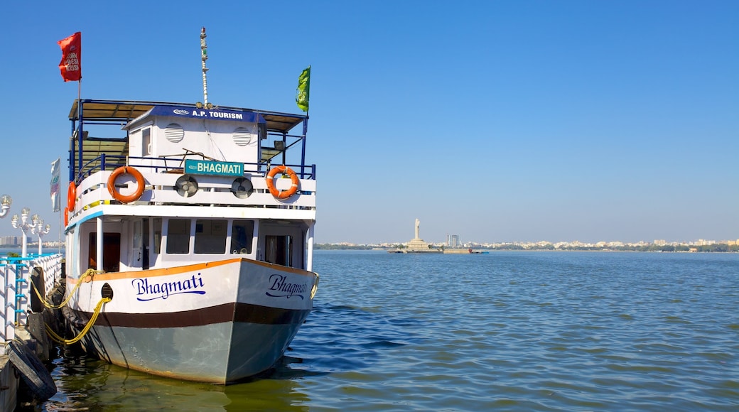 Parque Lumbini mostrando embarcaciones, vistas panorámicas y una bahía o un puerto