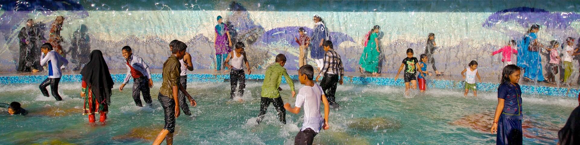Lumbini Park showing a pool and swimming as well as a large group of people