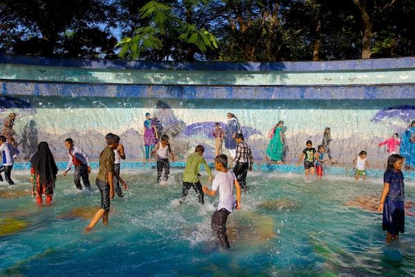 Lumbini-Park mit einem Pool und Schwimmen sowie große Menschengruppe