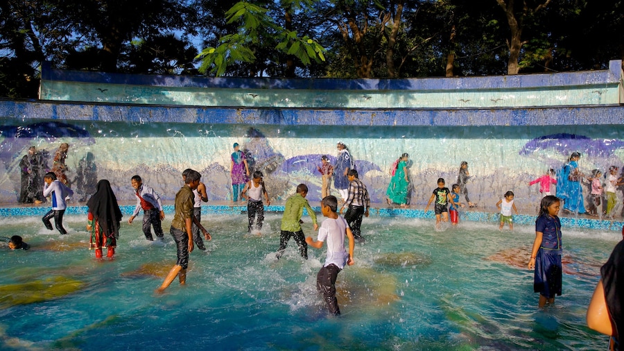 Lumbini Park showing a pool and swimming as well as a large group of people