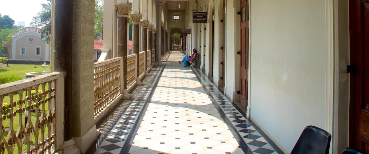 Aga Khan Palace showing heritage architecture and a castle