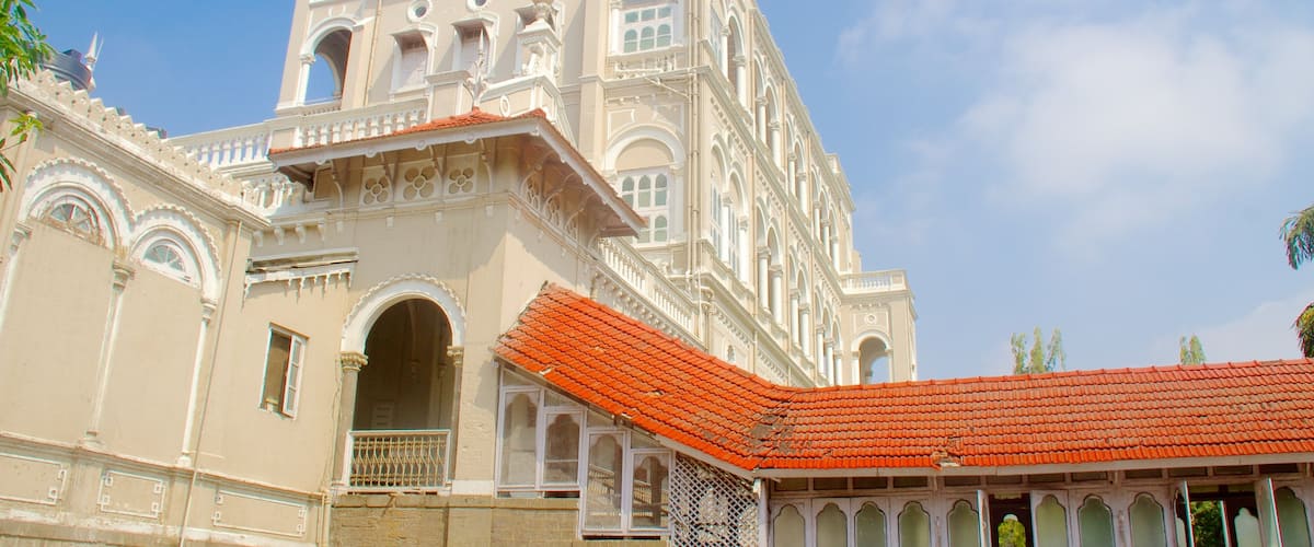 Aga Khan Palace showing heritage architecture and a castle