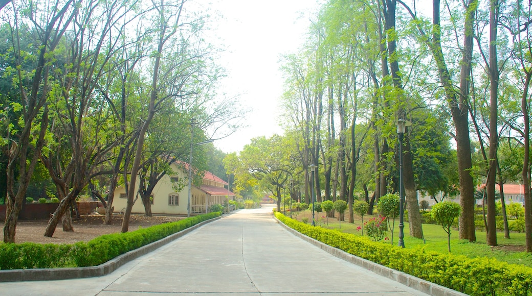 Aga Khan Palace showing a garden and landscape views