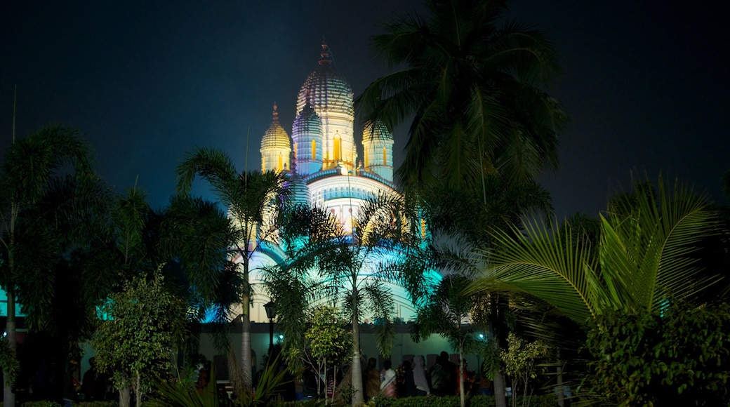 Templo de Dakshineswar Kali mostrando escenas nocturnas, elementos religiosos y un templo o lugar de culto