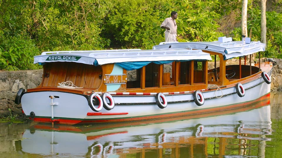 Cochin mostrando un río o arroyo y paseos en lancha y también un hombre