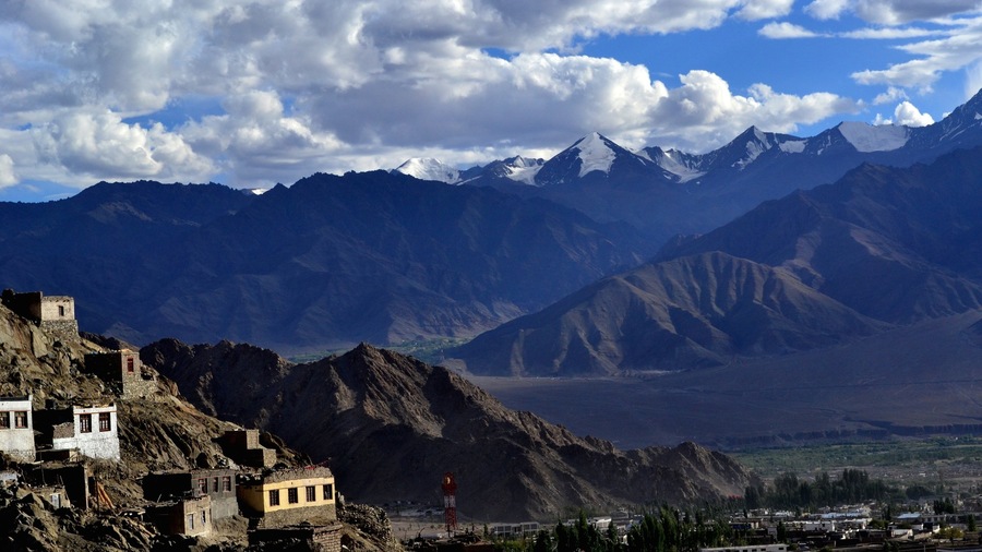Leh ofreciendo vistas de paisajes, una pequeña ciudad o pueblo y montañas