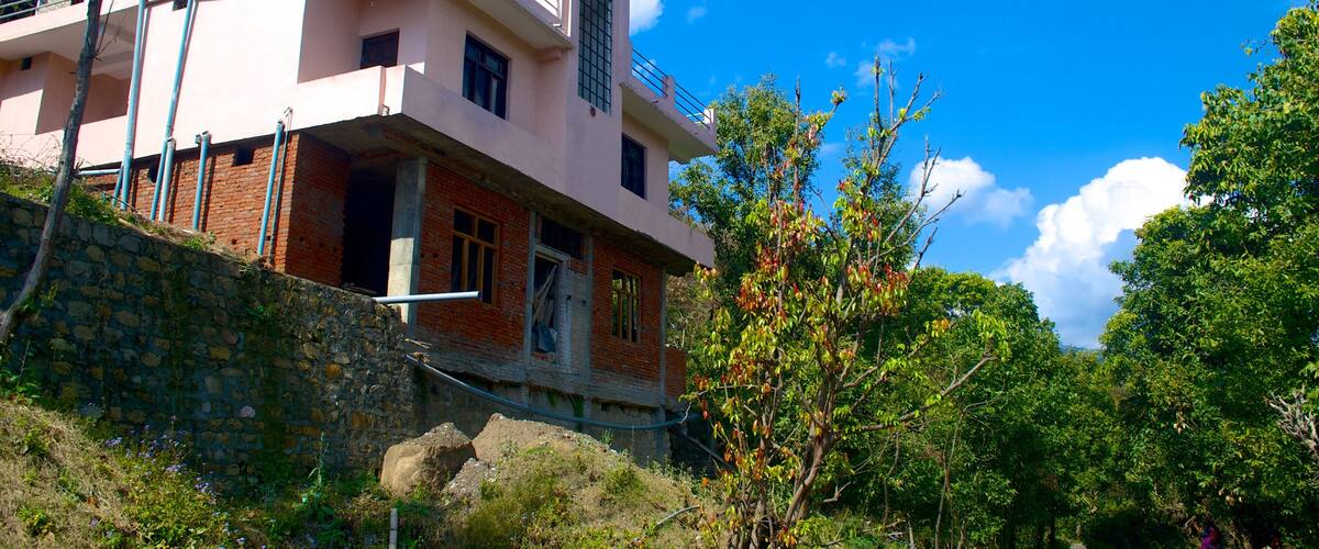 BhujiaGhat which includes a house