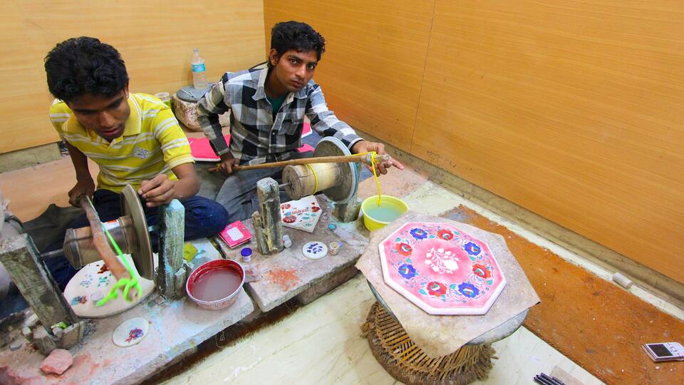 Agra bevat kunst en interieur en ook een klein groepje mensen