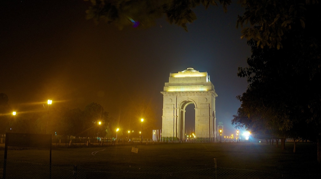 Puerta de la India mostrando neblina o niebla, un monumento y escenas nocturnas