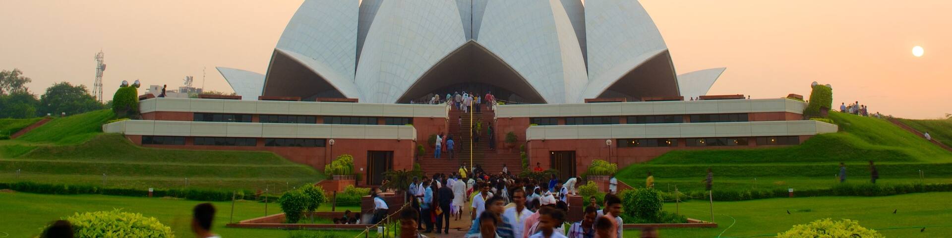 Lotus Temple que incluye aspectos religiosos, arquitectura moderna y un templo o lugar de culto