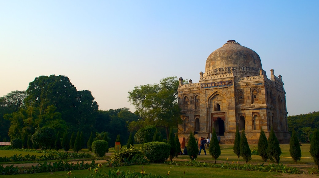 Lodhi Garden som inkluderar en park, historisk arkitektur och historiska element