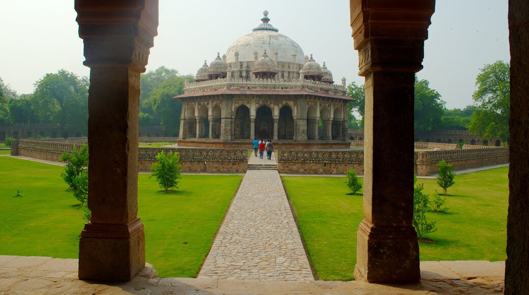 Humayun\'s Tomb which includes a memorial and heritage architecture