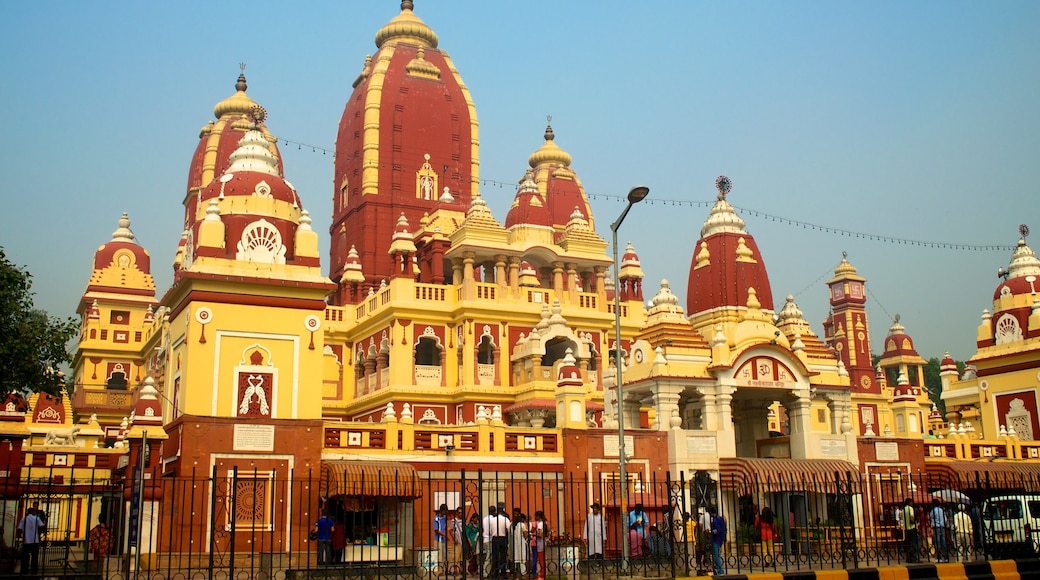 Delhi presenterar en stad, ett tempel eller plats för dyrkan och religiösa element