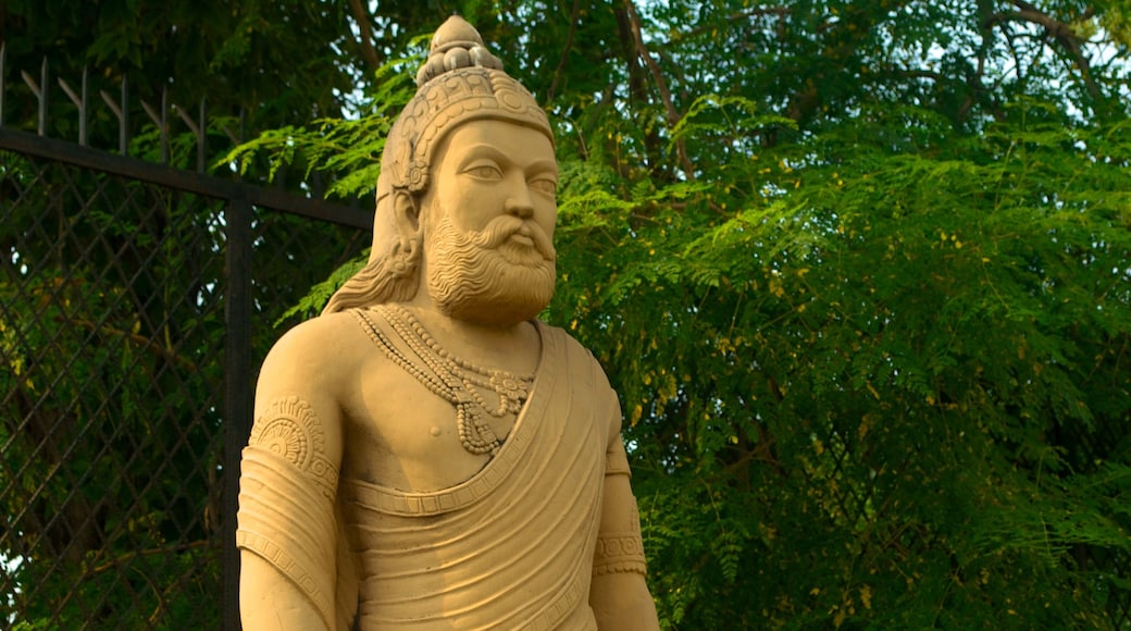 Birla Mandir Temple showing a statue or sculpture, outdoor art and art