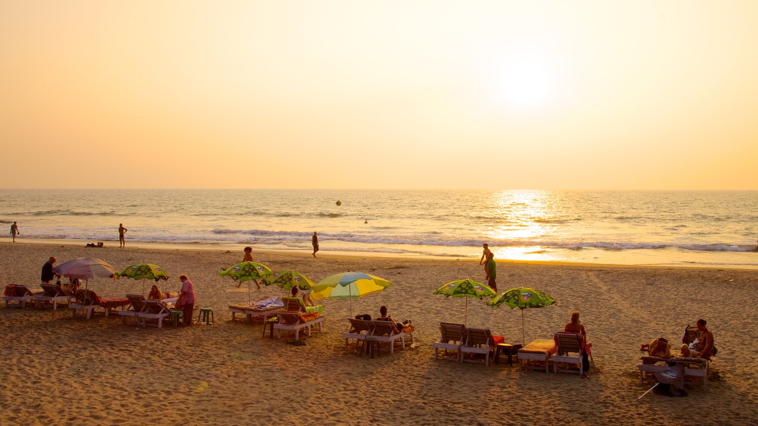 Arambol Beach das einen Sandstrand, allgemeine Küstenansicht und Sonnenuntergang