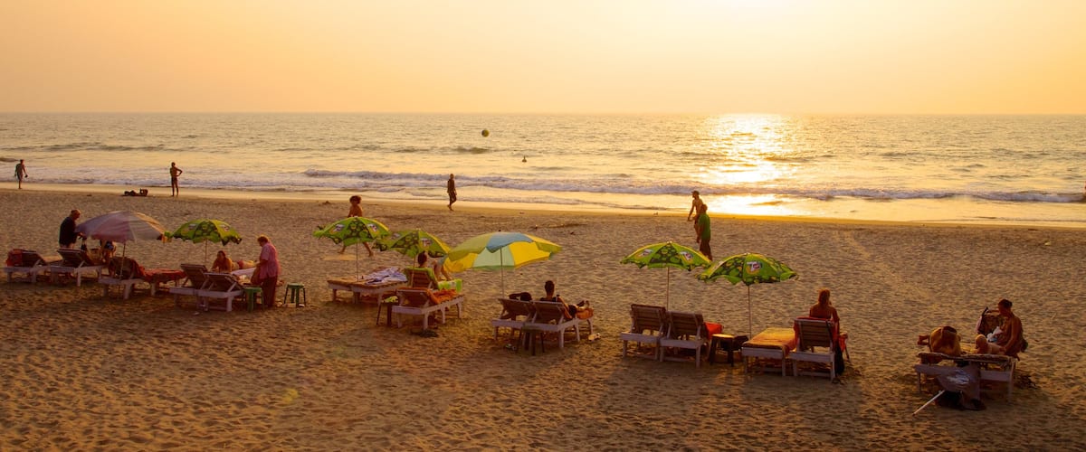 Playa de Arambol que incluye vistas generales de la costa, una playa y una puesta de sol