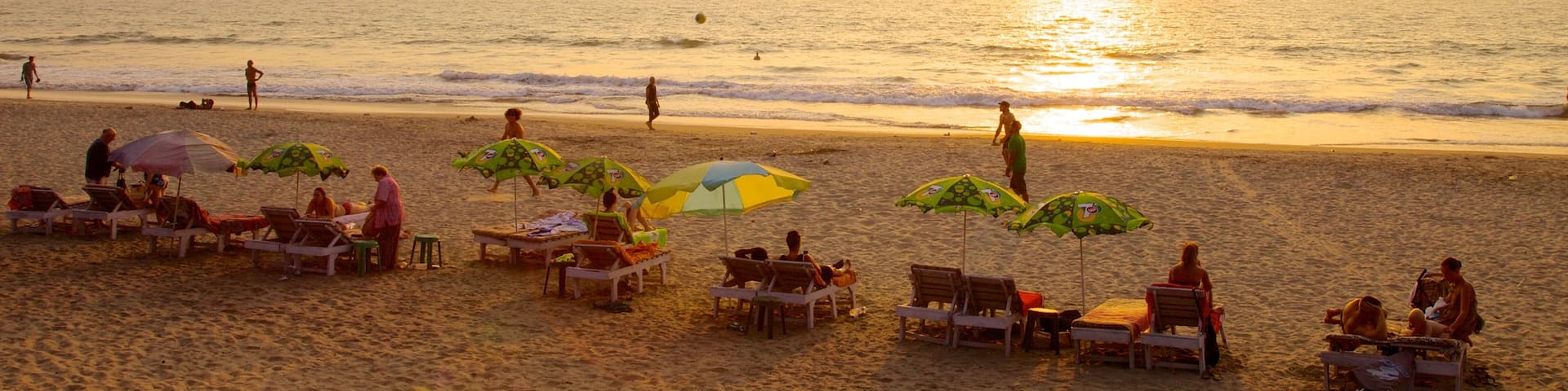 Playa de Arambol que incluye vistas generales de la costa, una playa y una puesta de sol