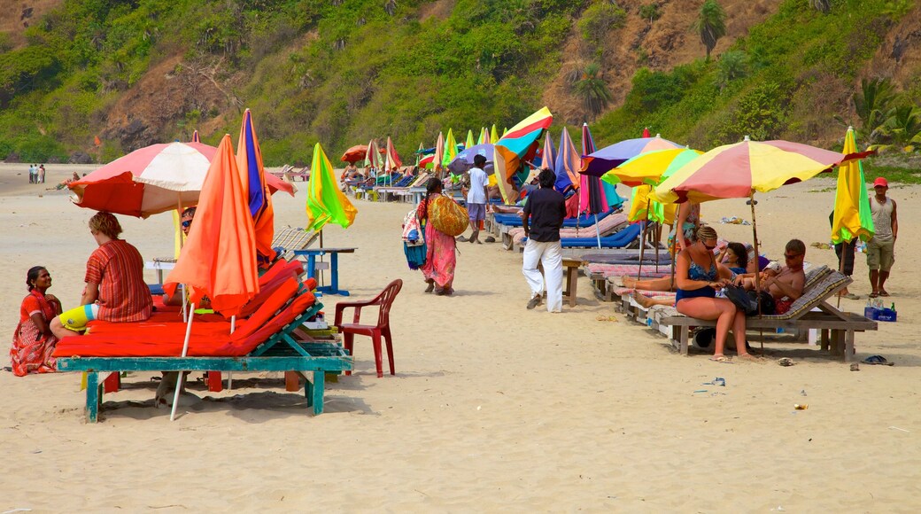 Praia Kalacha caracterizando uma praia de areia assim como um grande grupo de pessoas