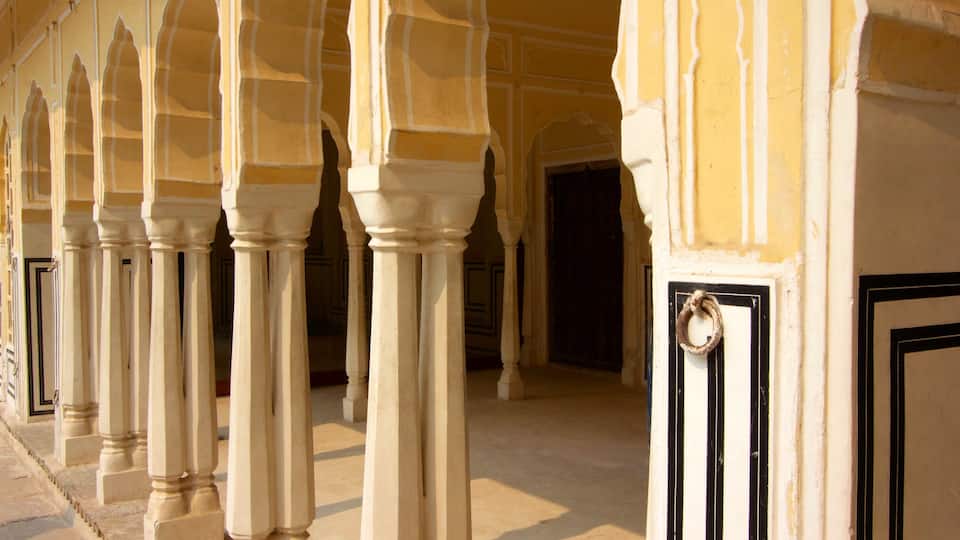 Hawa Mahal which includes heritage architecture and interior views