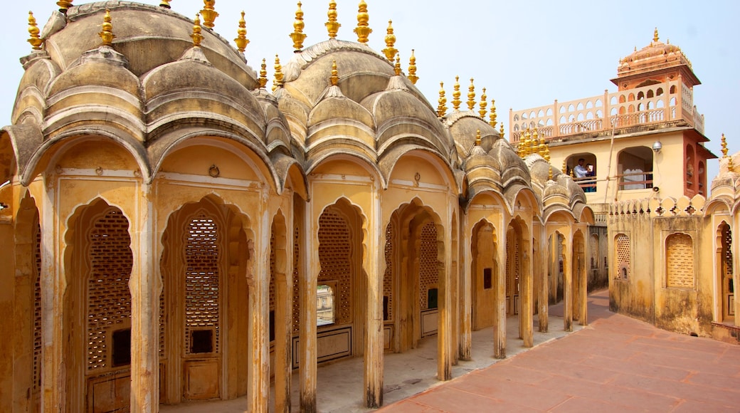 Hawa Mahal showing heritage architecture, château or palace and a city